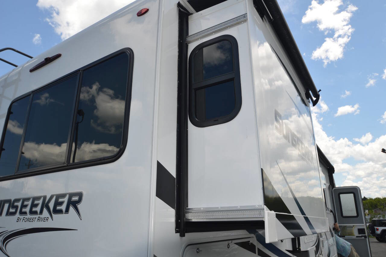 Used 2019 Ford E-450 and Econoline 450 Super Duty w/ Motorhome Prep Package RWD image 18