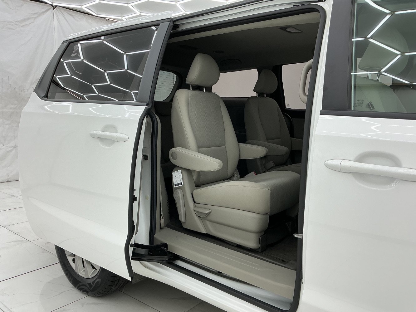 Used 2020 Kia Sedona L FWD image 23