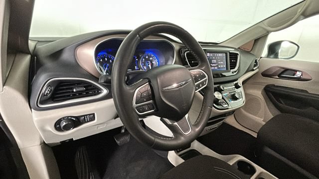 Used 2022 Chrysler Voyager LX FWD image 13