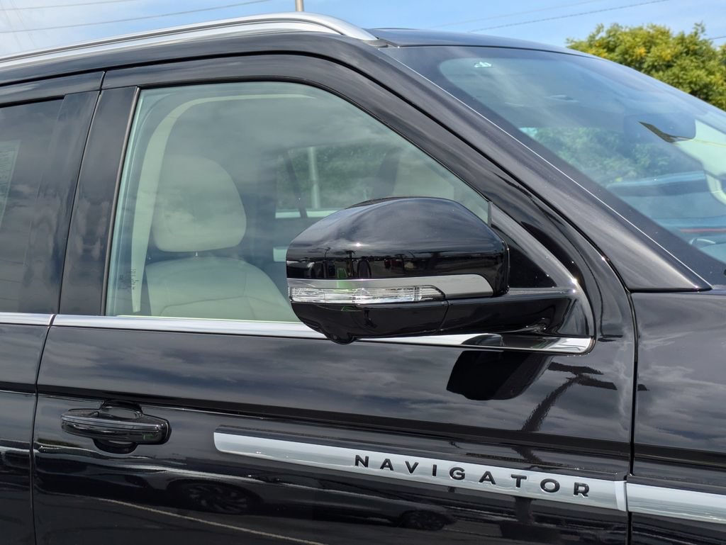 New 2027 Lincoln Navigator Premiere RWD image 12