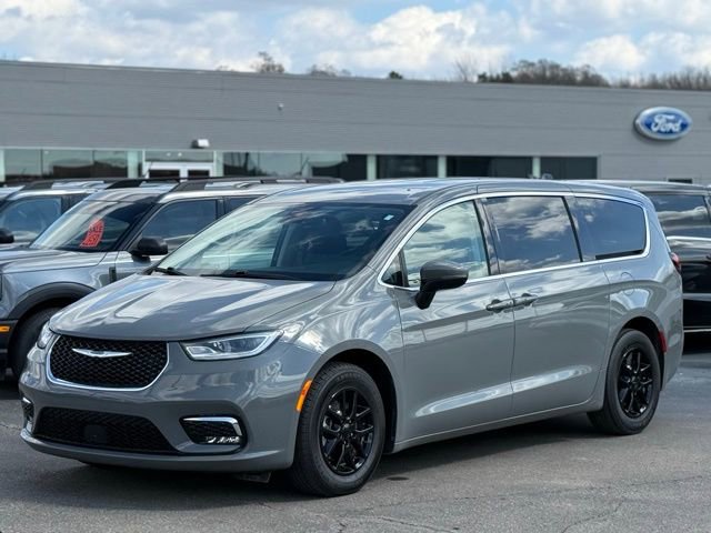 Used 2023 Chrysler Pacifica Touring-L FWD image 31