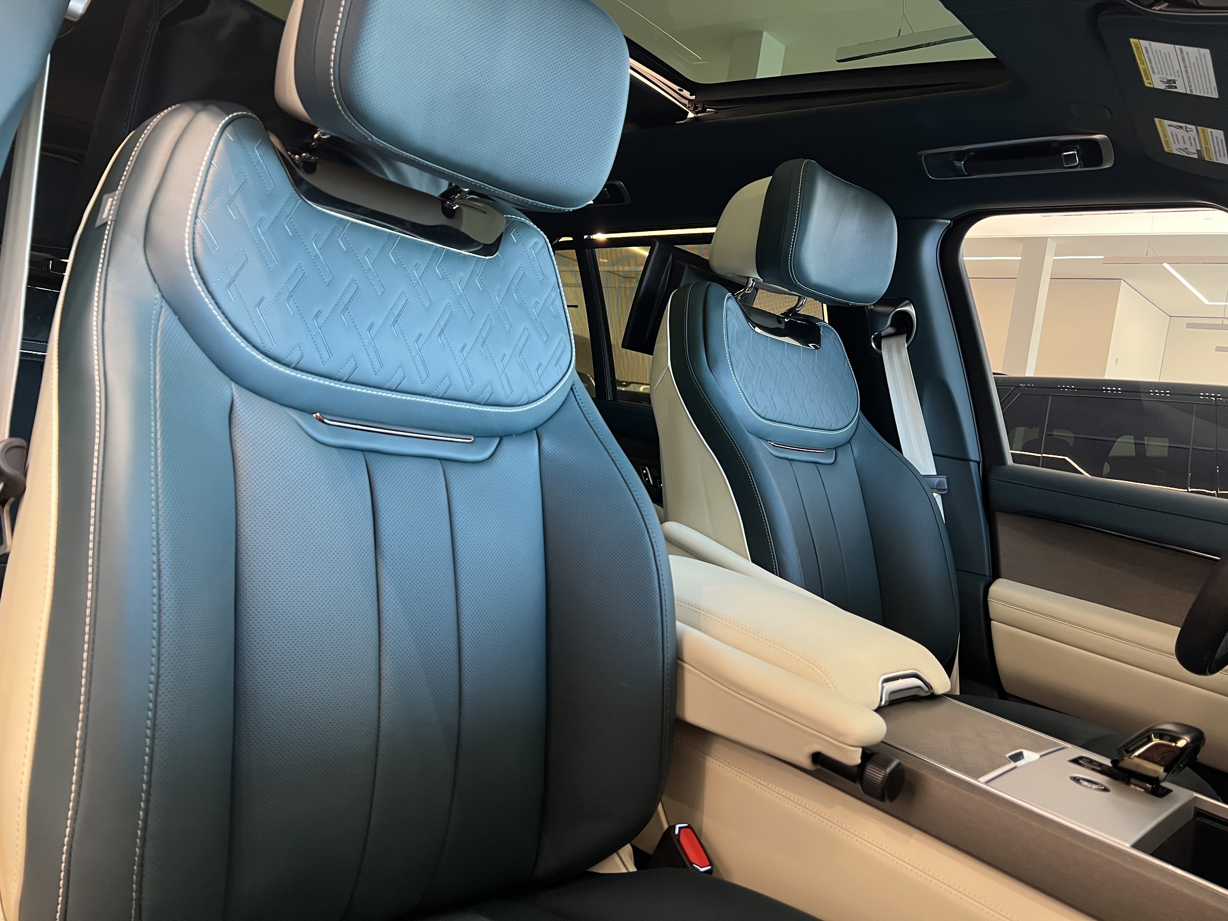 New 2025 Land Rover Range Rover SV image 11