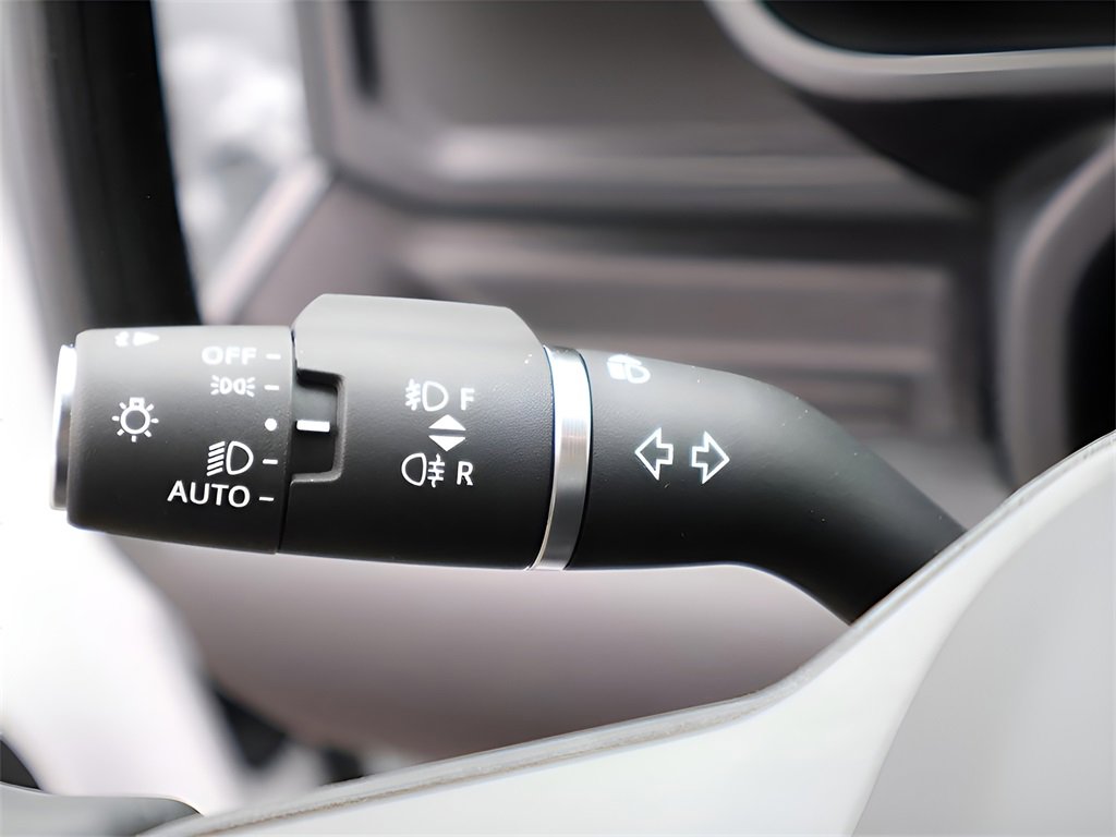 New 2025 Land Rover Defender 90 X-Dynamic SE image 37