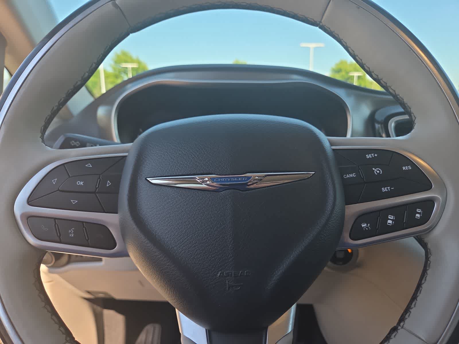 Used 2017 Chrysler Pacifica Limited FWD image 23
