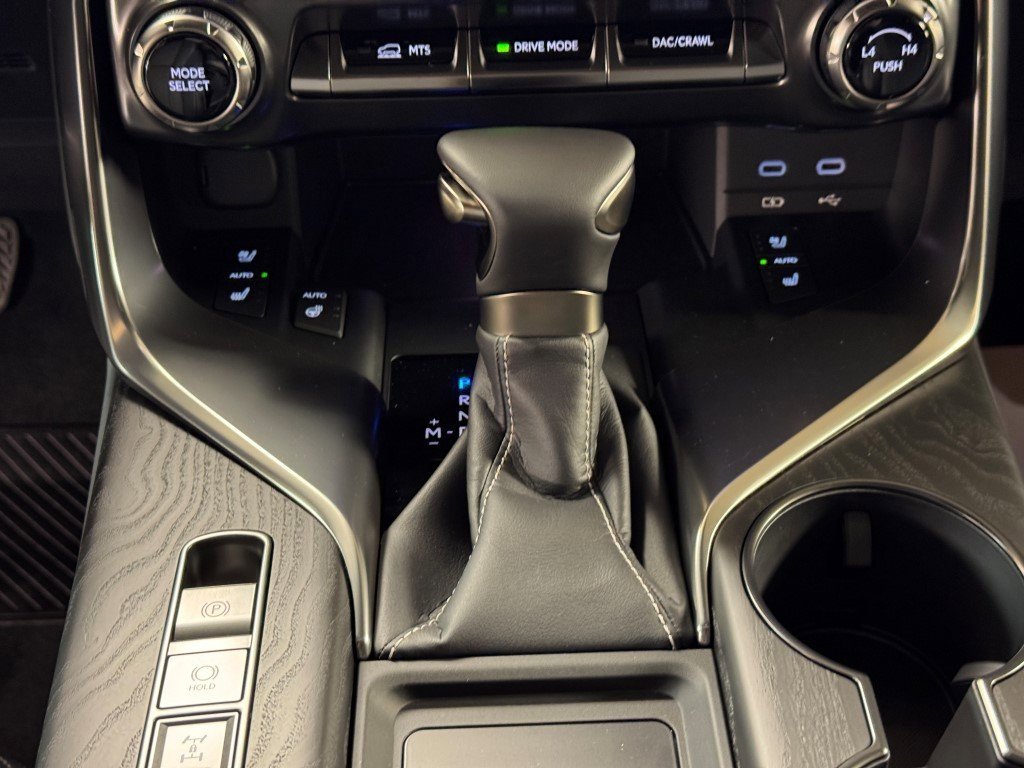 New 2025 Lexus LX 600 4WD w/ Luxury Package image 21