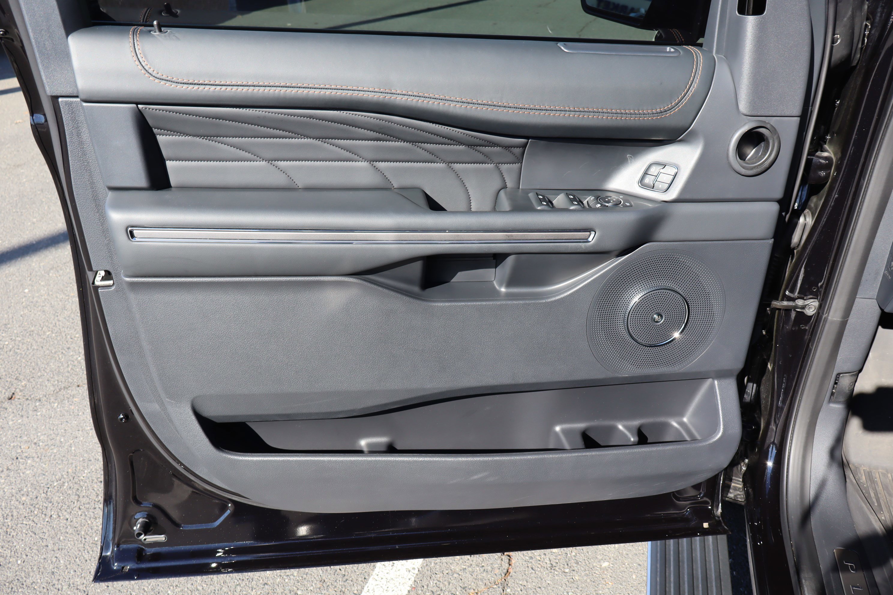 Used 2024 Ford Expedition Platinum image 17