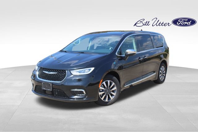 Used 2023 Chrysler Pacifica Limited FWD image 1