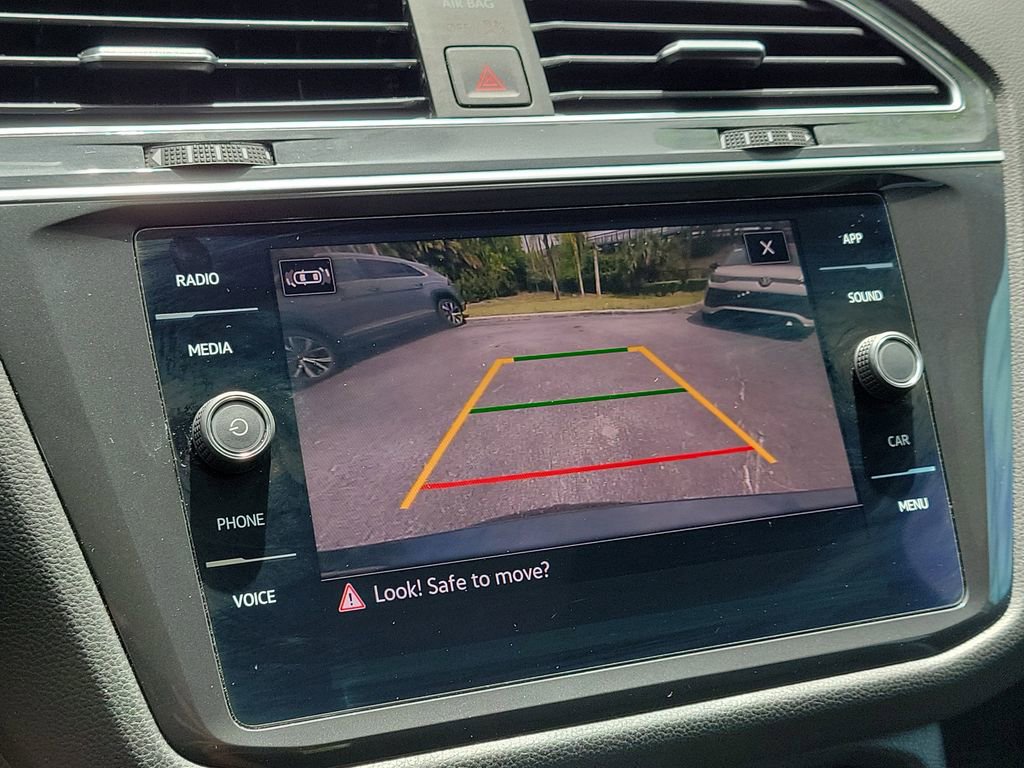 Used 2022 Volkswagen Tiguan SE w/ Panoramic Sunroof Package FWD image 24