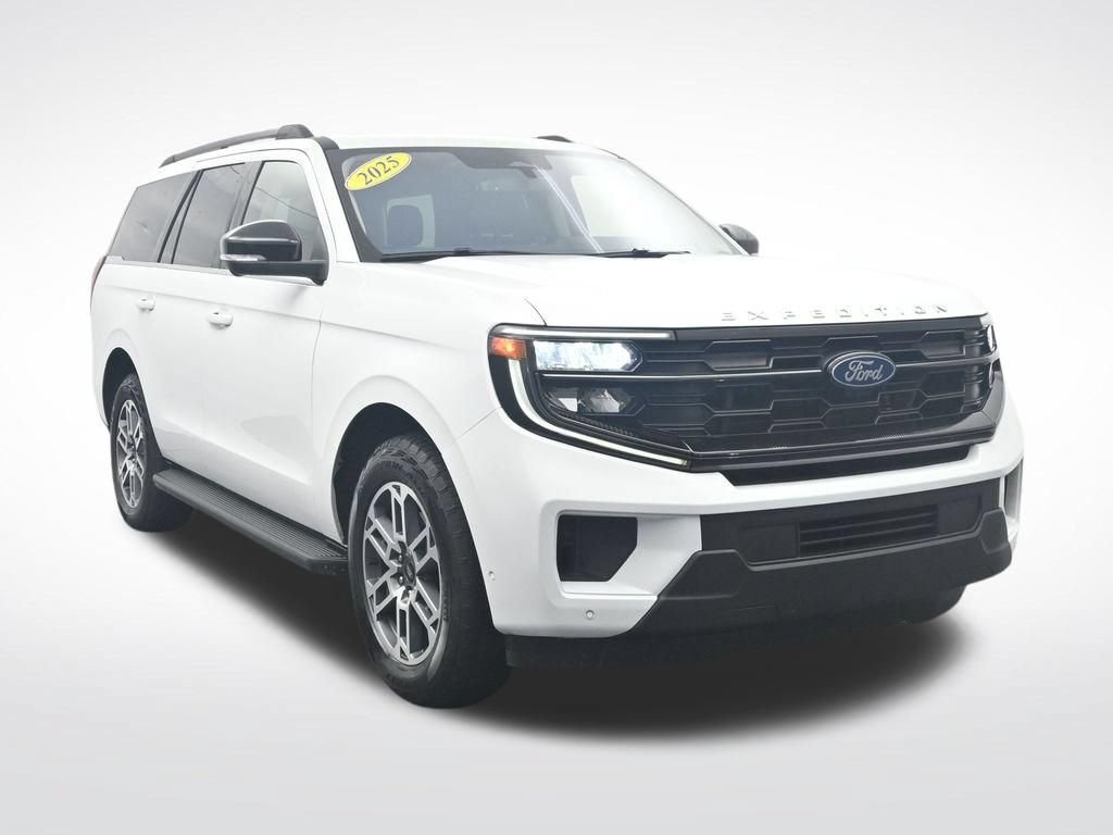 Used 2025 Ford Expedition Active AWD/4WD image 3