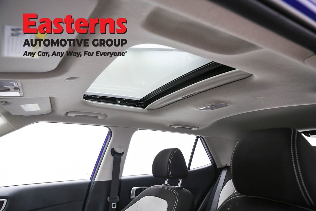 Used 2025 Hyundai Venue SEL image 35