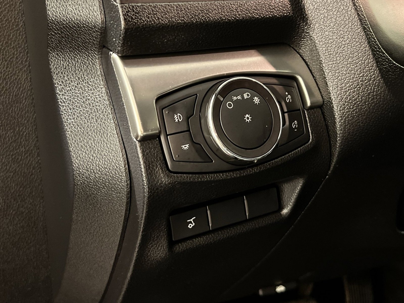 Used 2019 Ford Explorer XLT w/ Equipment Group 202A AWD/4WD image 32