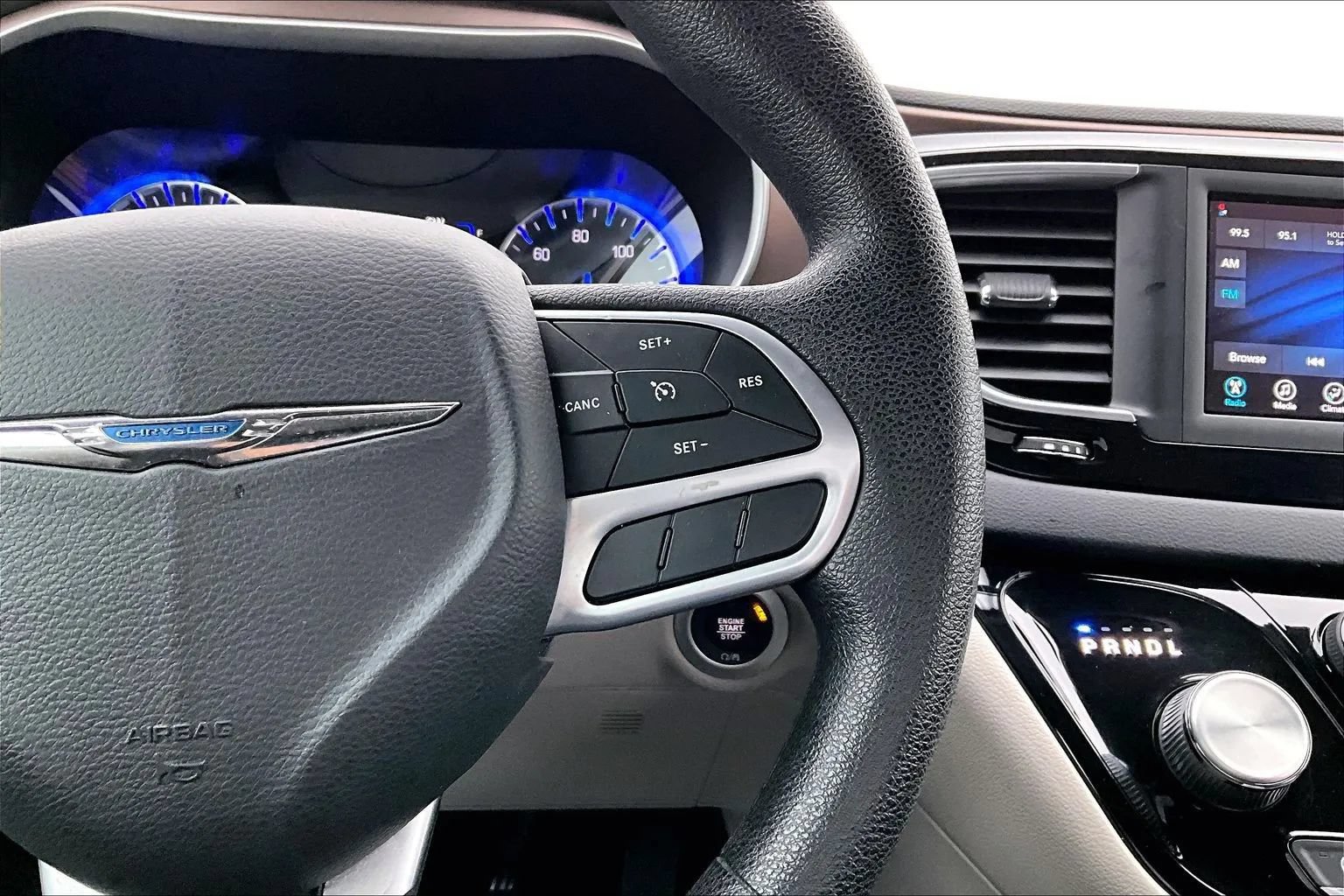 Used 2021 Chrysler Voyager L FWD image 11