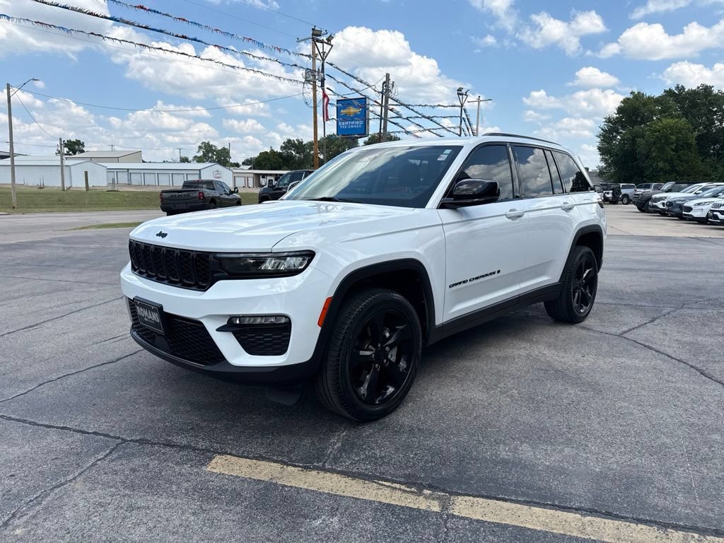 Used 2023 Jeep Grand Cherokee Limited w/ Black Appearance Package AWD/4WD image 9