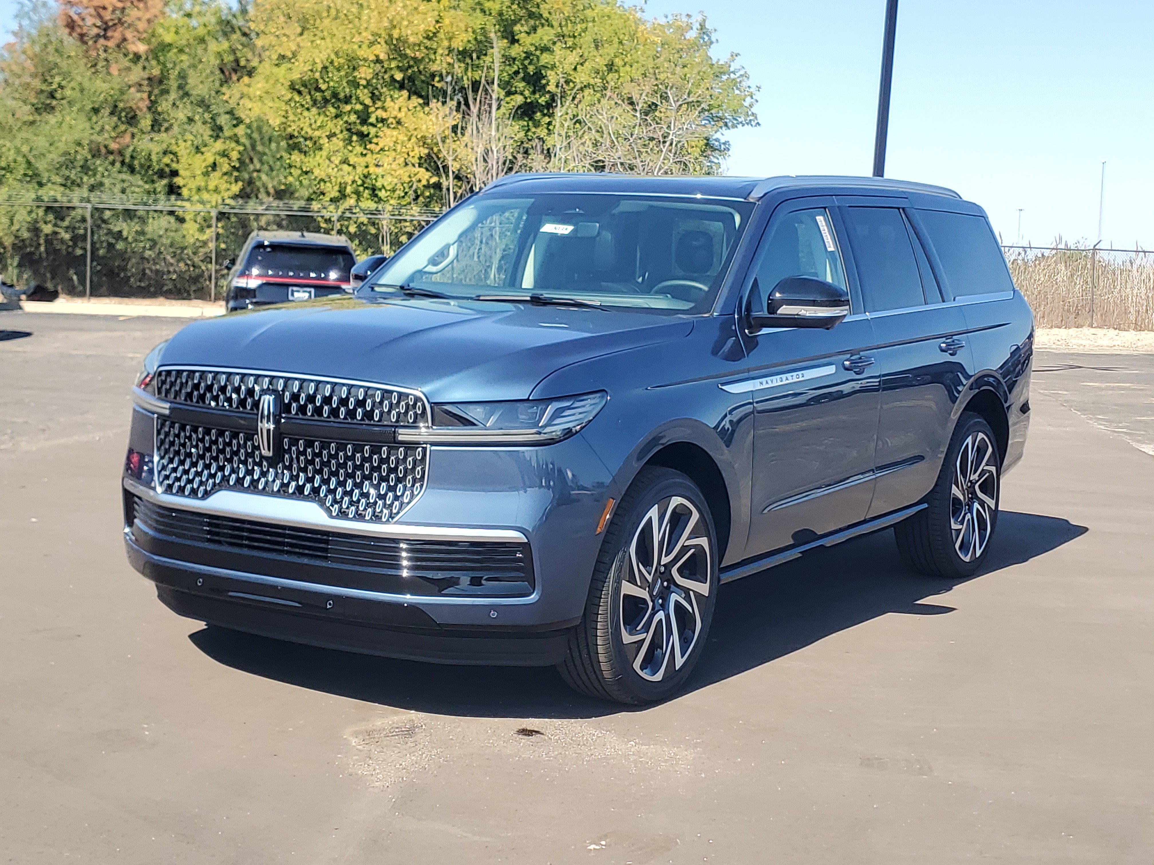 New 2027 Lincoln Navigator Reserve AWD/4WD image 2