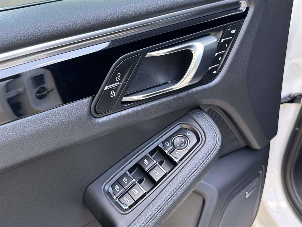 Used 2025 Porsche Macan image 17