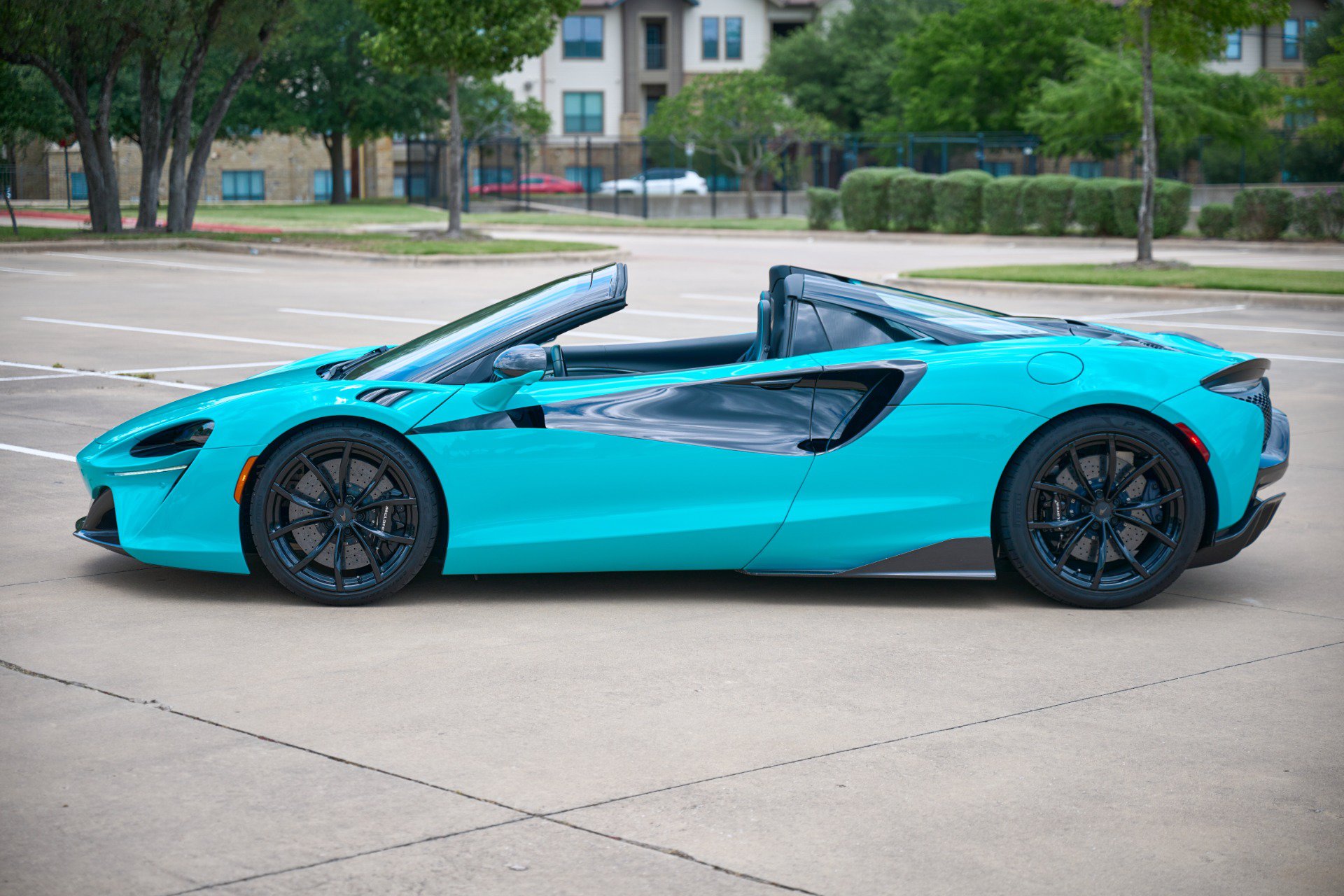 Used 2025 McLaren Artura Spider RWD image 70