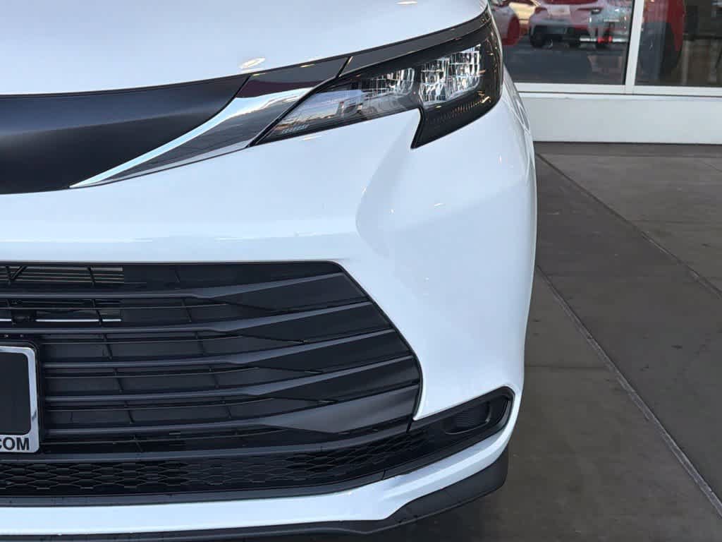 New 2026 Toyota Sienna LE FWD image 5