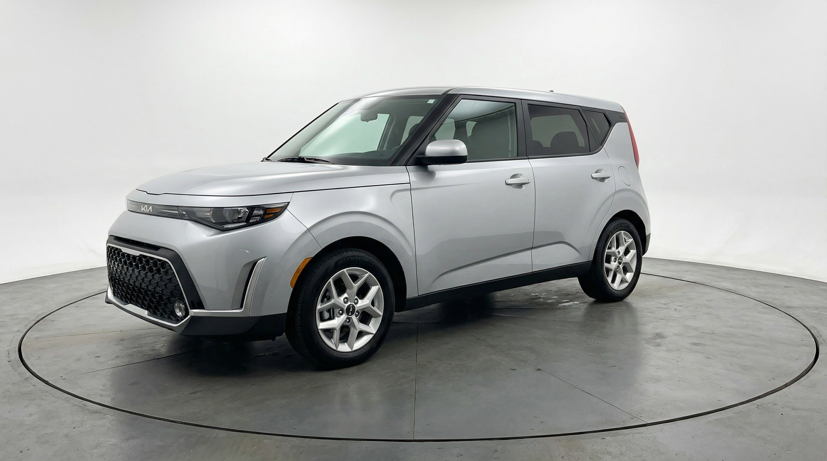 Used 2025 Kia Soul LX w/ LX Technology Package image 3