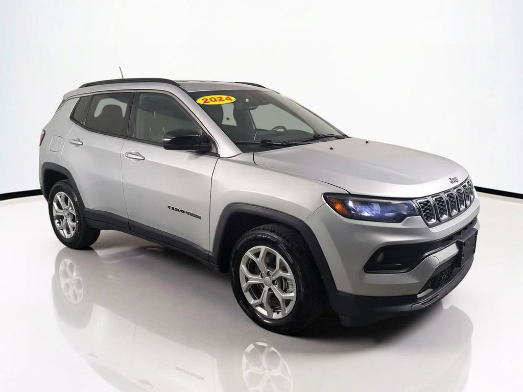 Used 2024 Jeep Compass Latitude AWD/4WD image 1