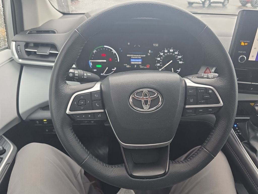Used 2025 Toyota Sienna XLE image 19