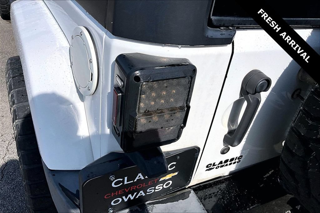 Used 2018 Jeep Wrangler Unlimited Sahara w/ Connectivity Group AWD/4WD image 22