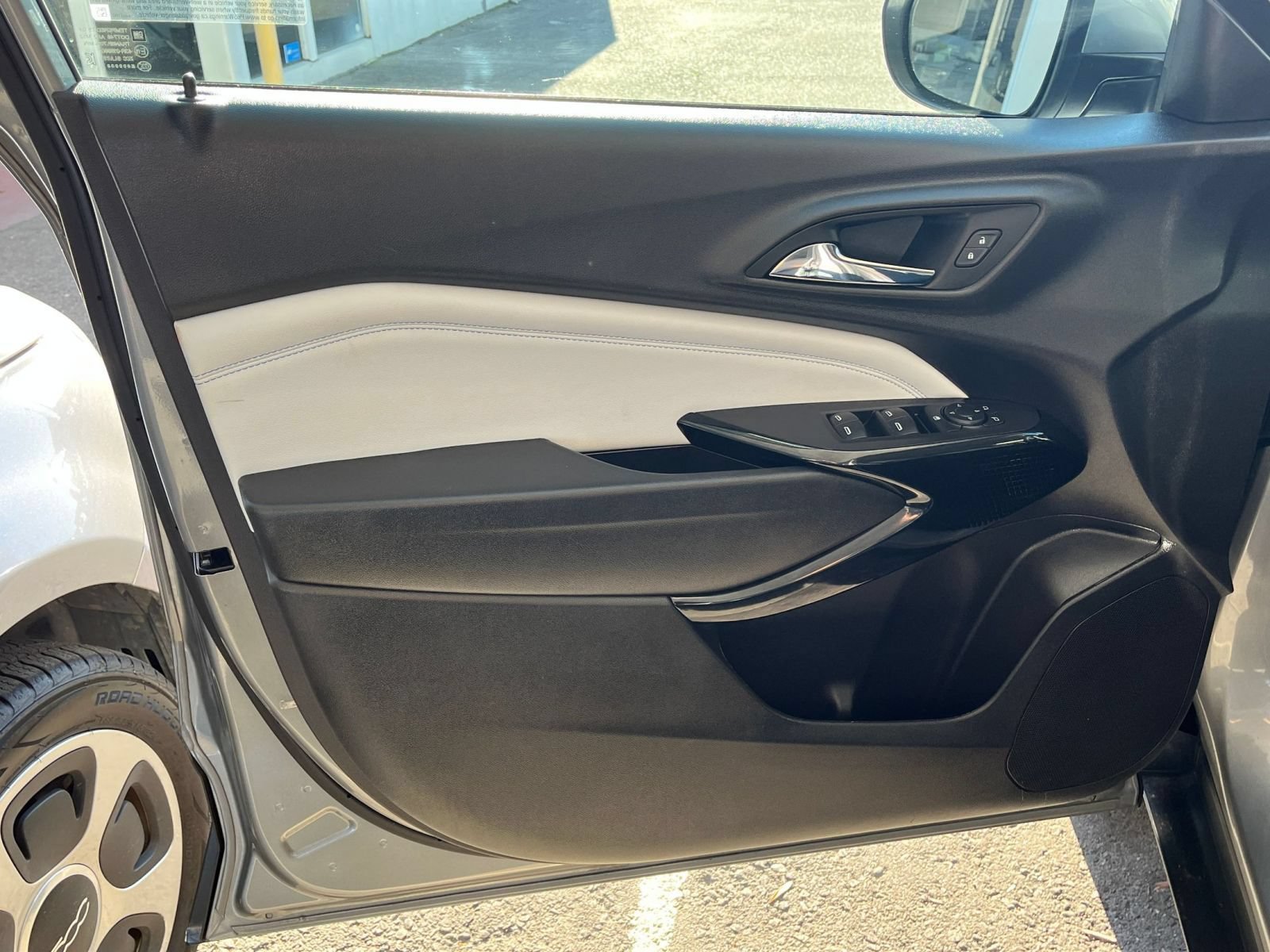Used 2025 Chevrolet Trax LT FWD image 18