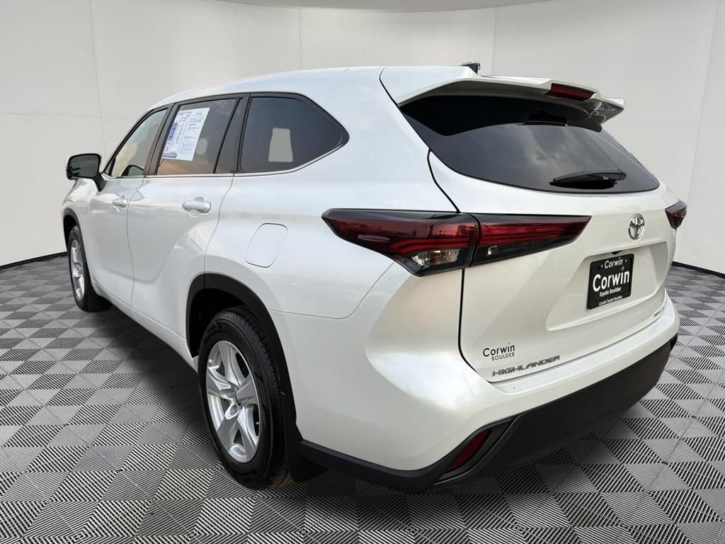 Used 2024 Toyota Highlander LE AWD/4WD image 5