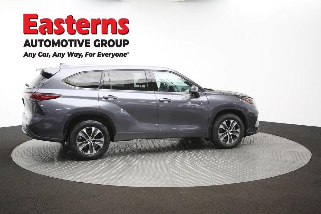 Used 2022 Toyota Highlander XLE AWD/4WD image 45