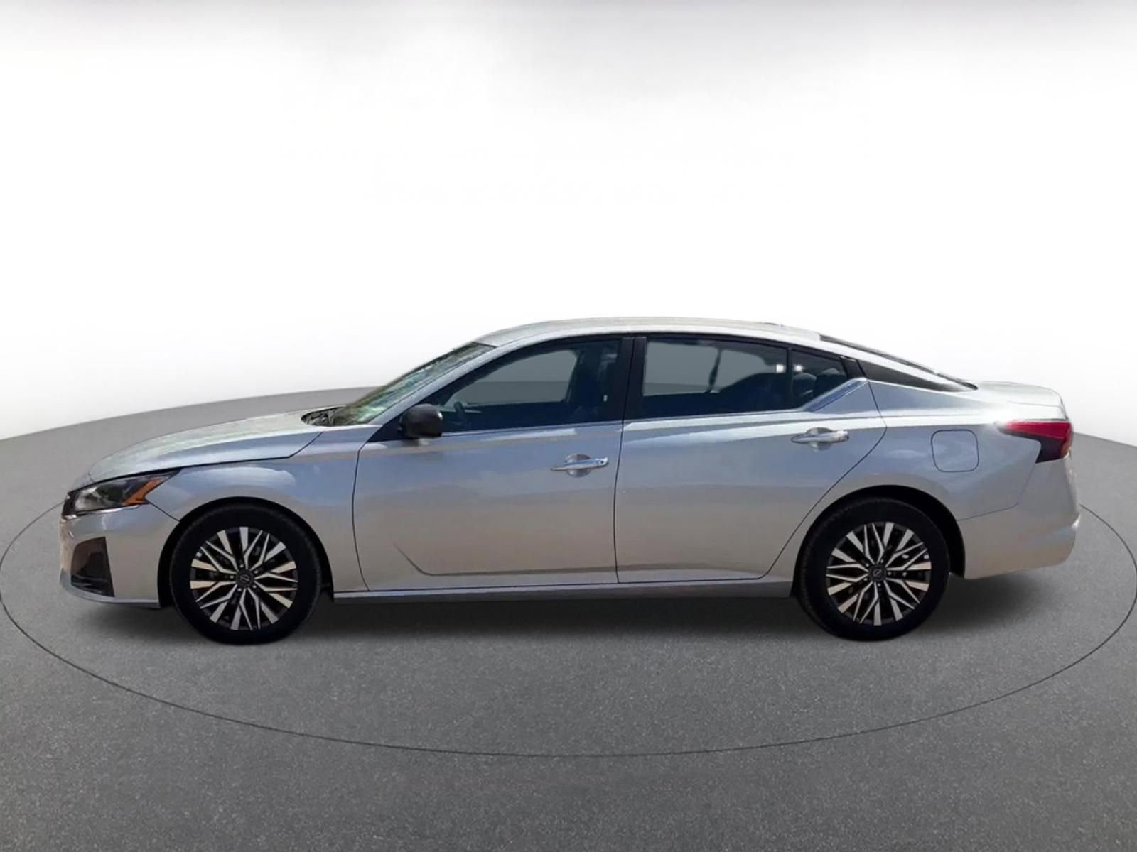 Used 2025 Nissan Altima 2.5 SV FWD image 10