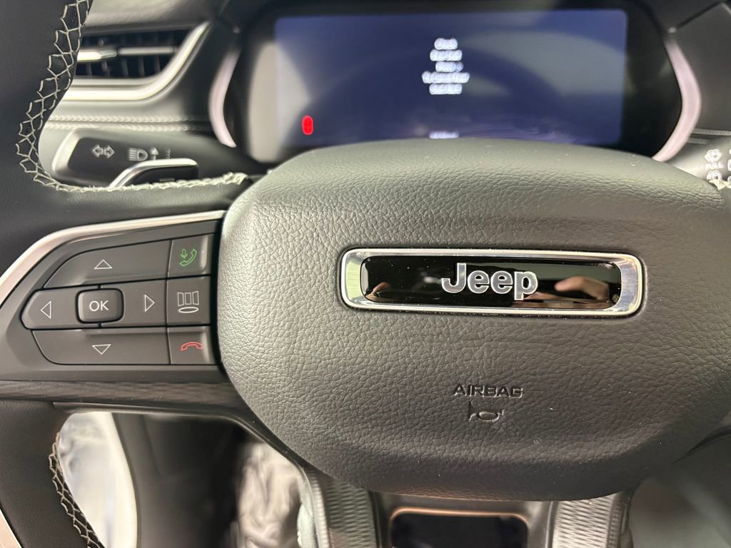 Used 2025 Jeep Grand Cherokee Altitude AWD/4WD image 24