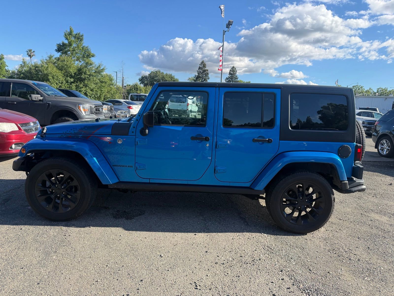 Used 2016 Jeep Wrangler Unlimited Sahara image 2