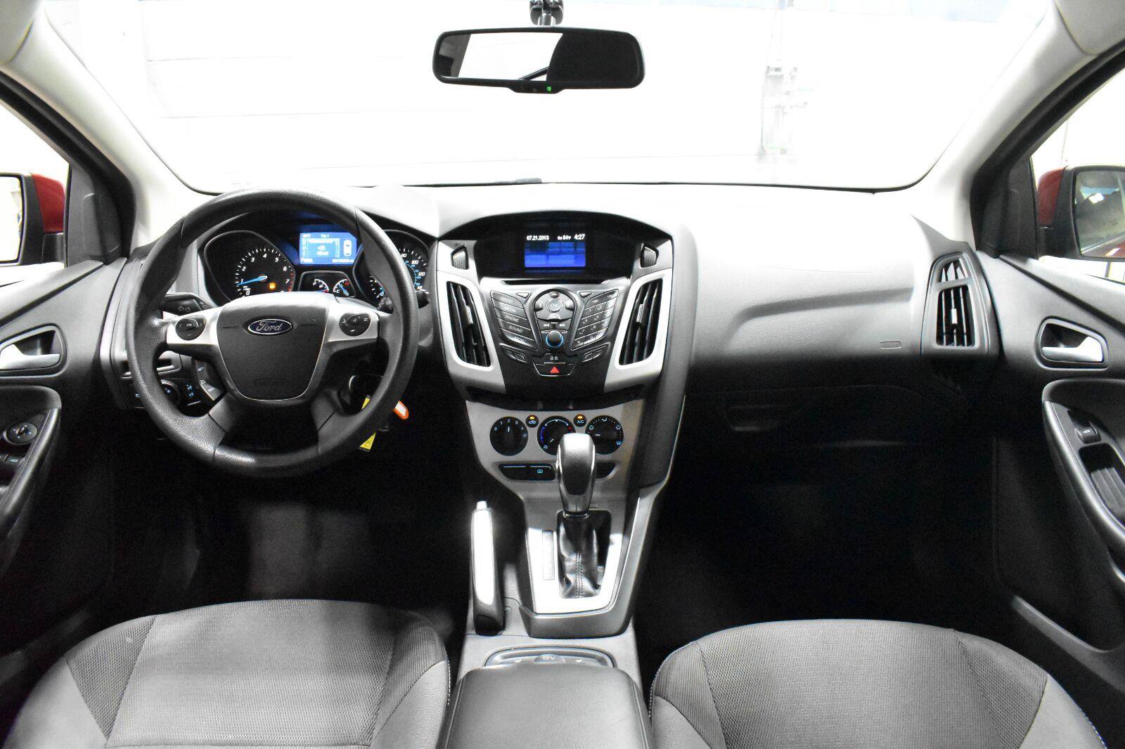 Used 2014 Ford Focus SE w/ SE Winter Package FWD image 5