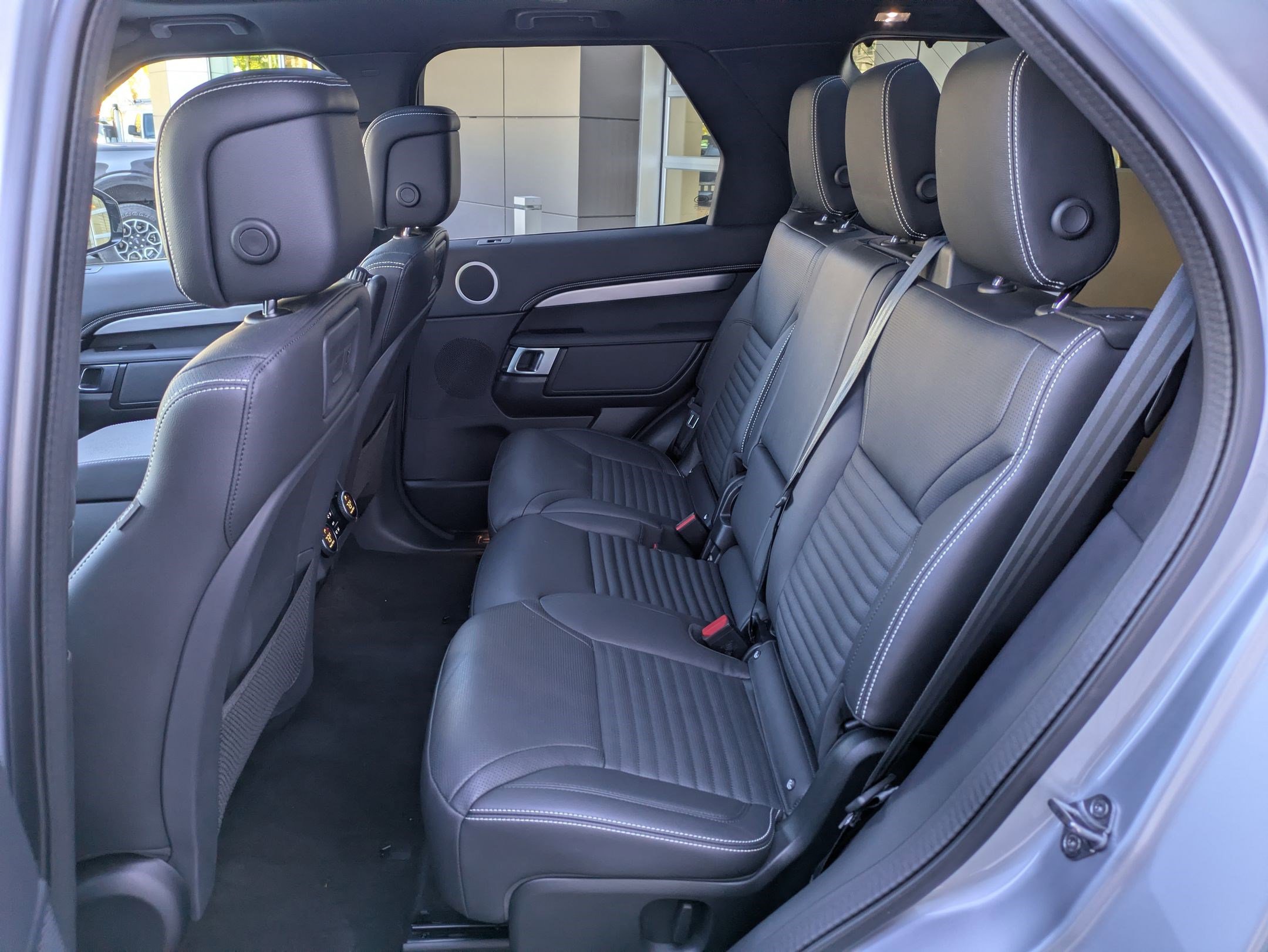 Used 2024 Land Rover Discovery Dynamic SE image 29