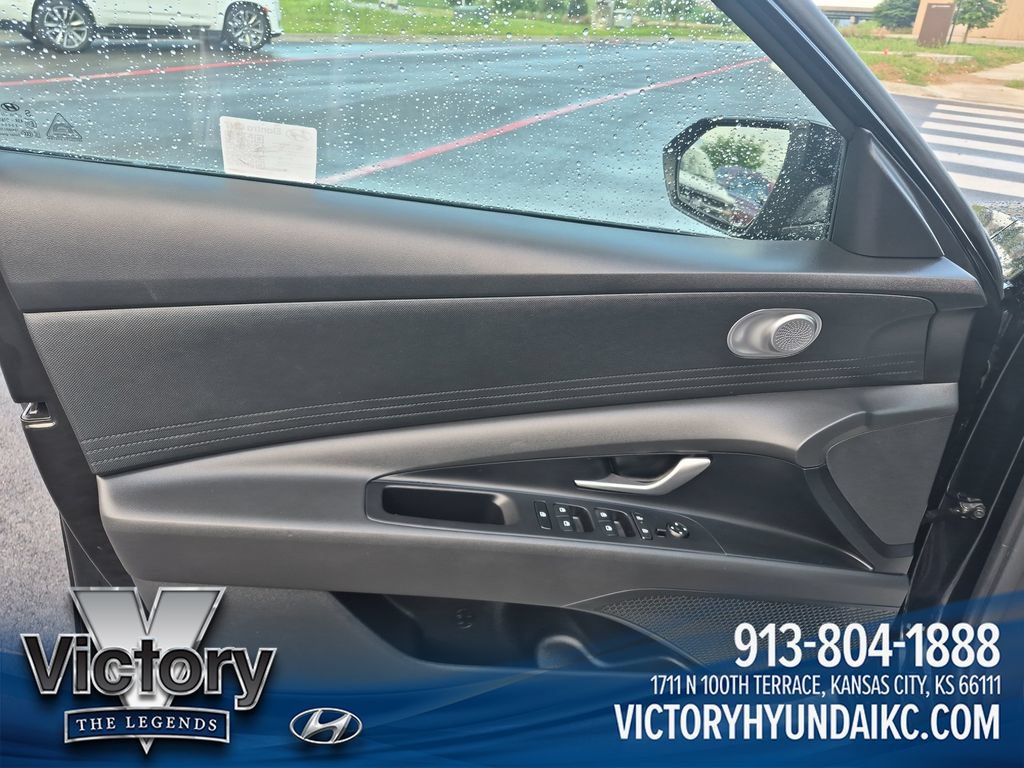 Used 2025 Hyundai Elantra SE FWD image 10
