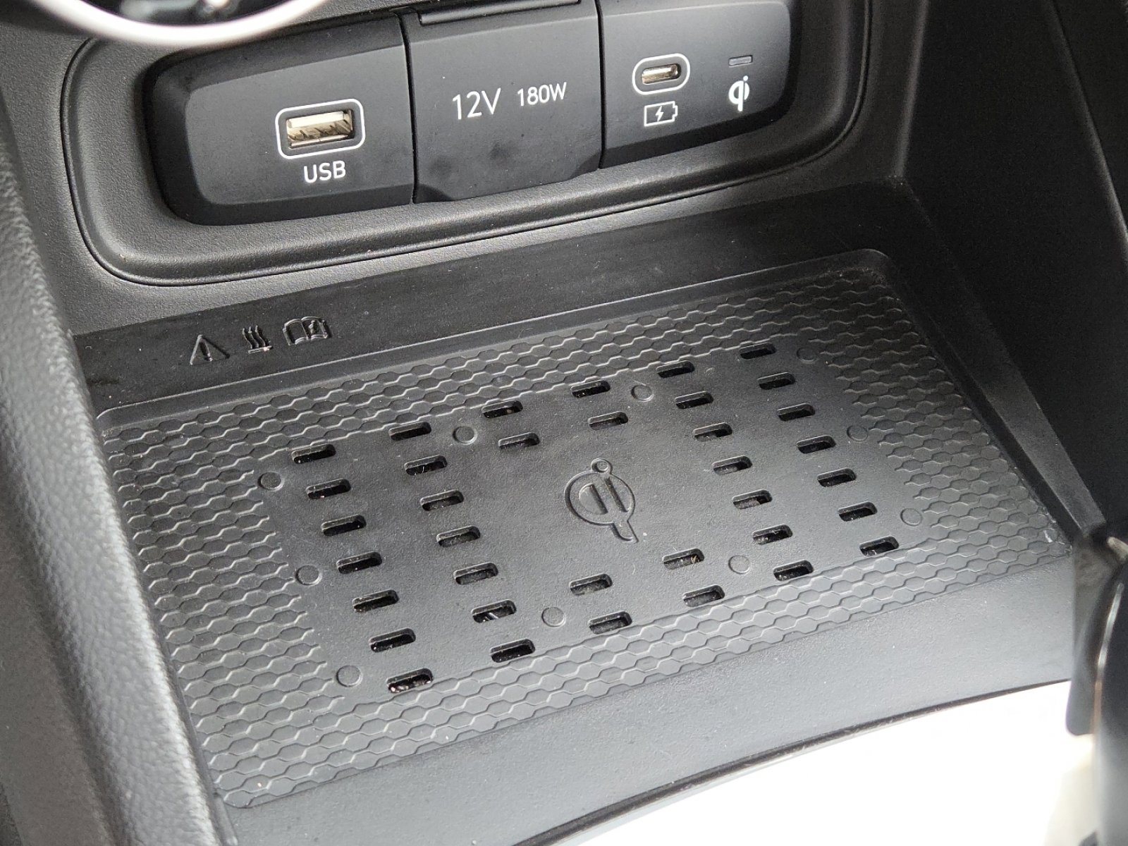 Used 2023 Hyundai Venue Limited FWD image 6