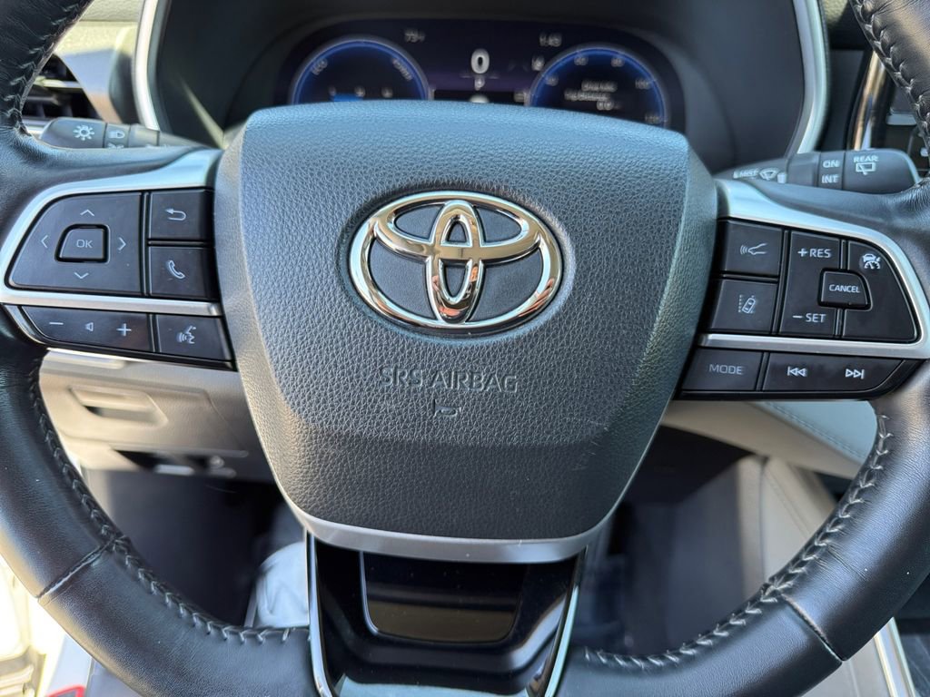 Used 2023 Toyota Highlander Limited image 16