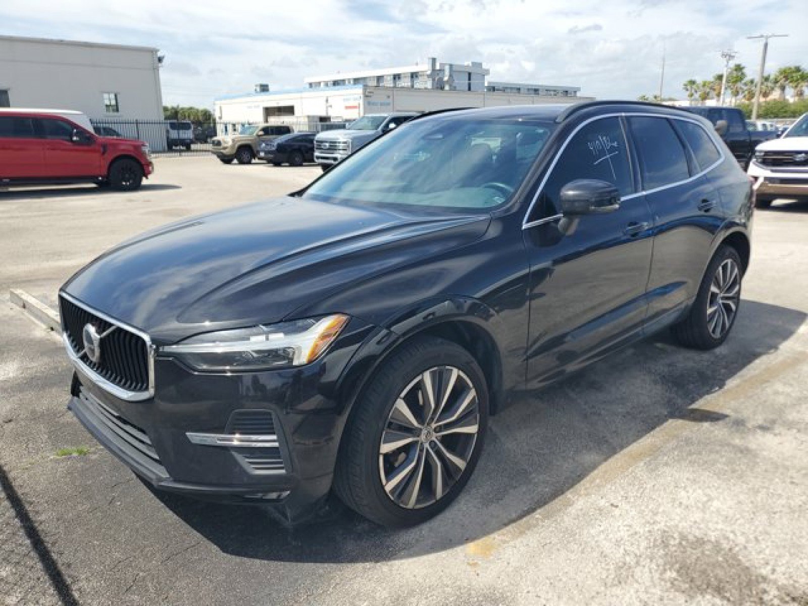 Used 2022 Volvo XC60 B5 Momentum w/ Protection Package Premier FWD video 2