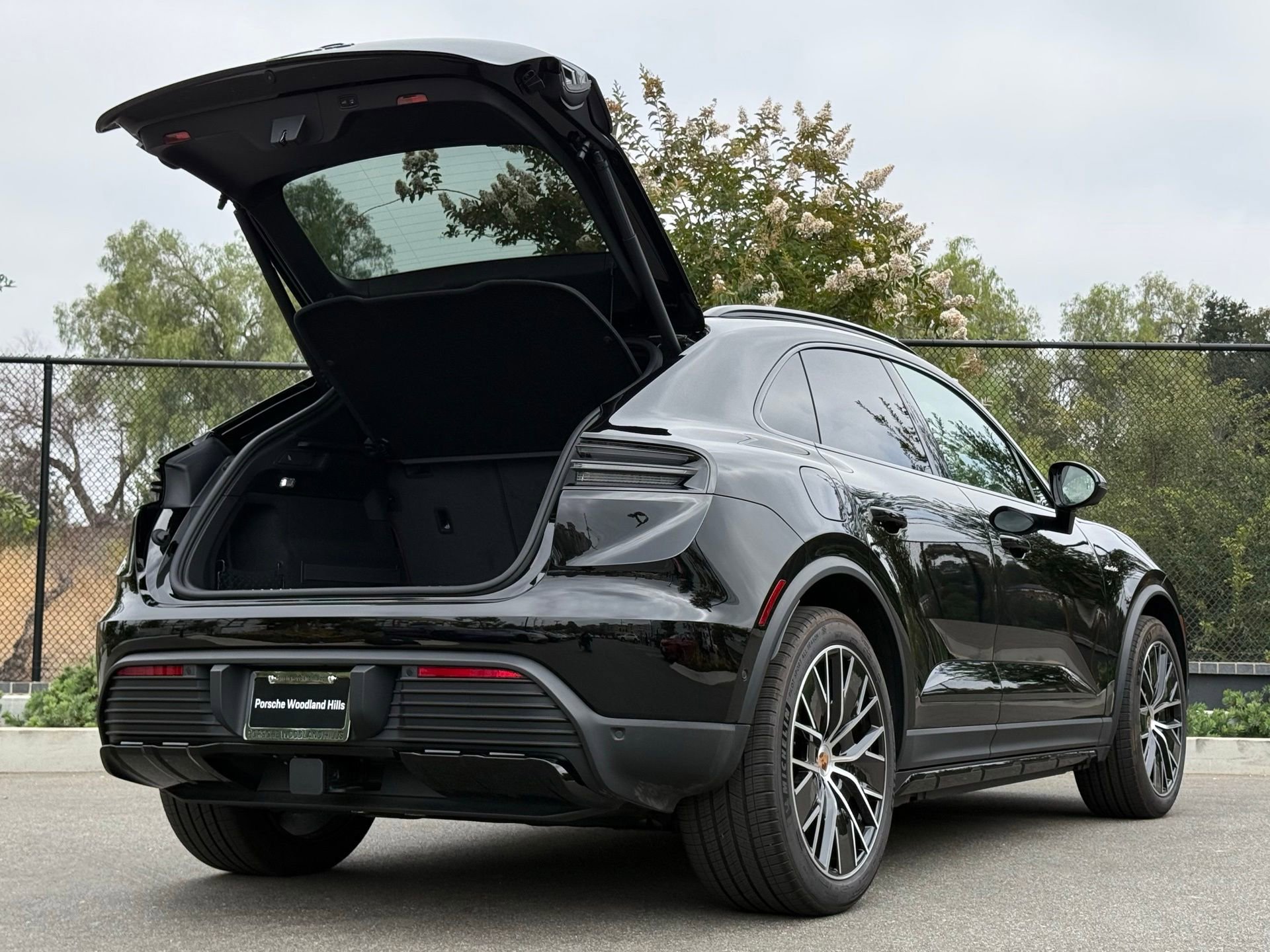 Used 2025 Porsche Macan 4S Electric AWD/4WD image 32