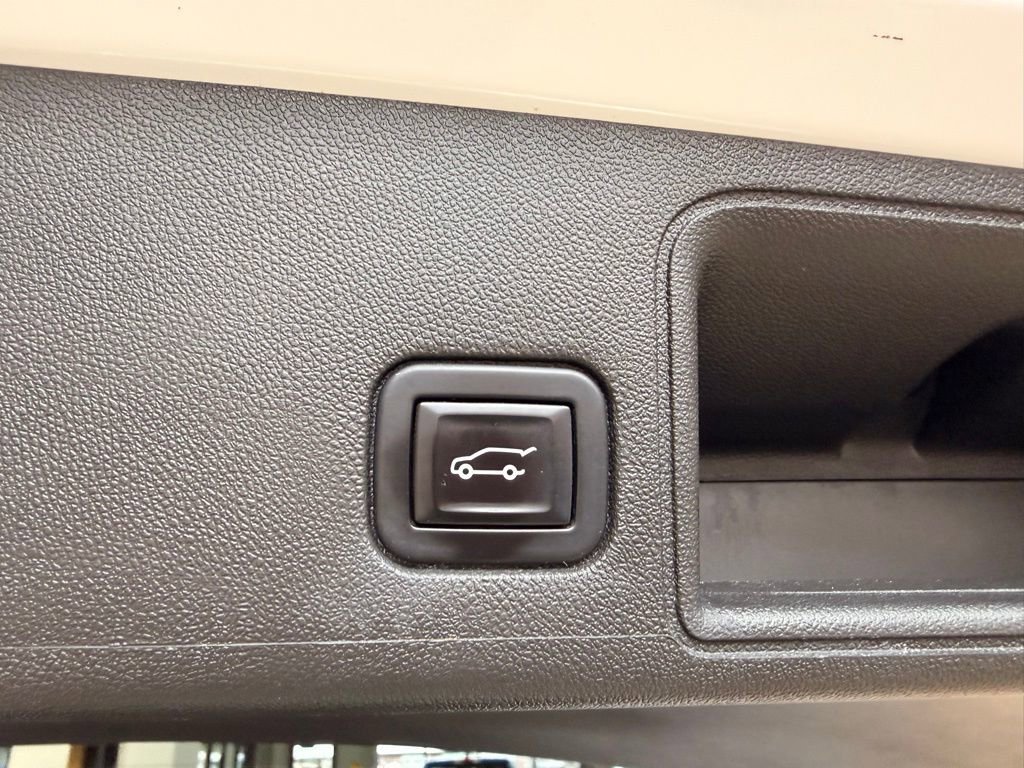 Used 2022 GMC Terrain SLT w/ Infotainment Package II AWD/4WD image 12