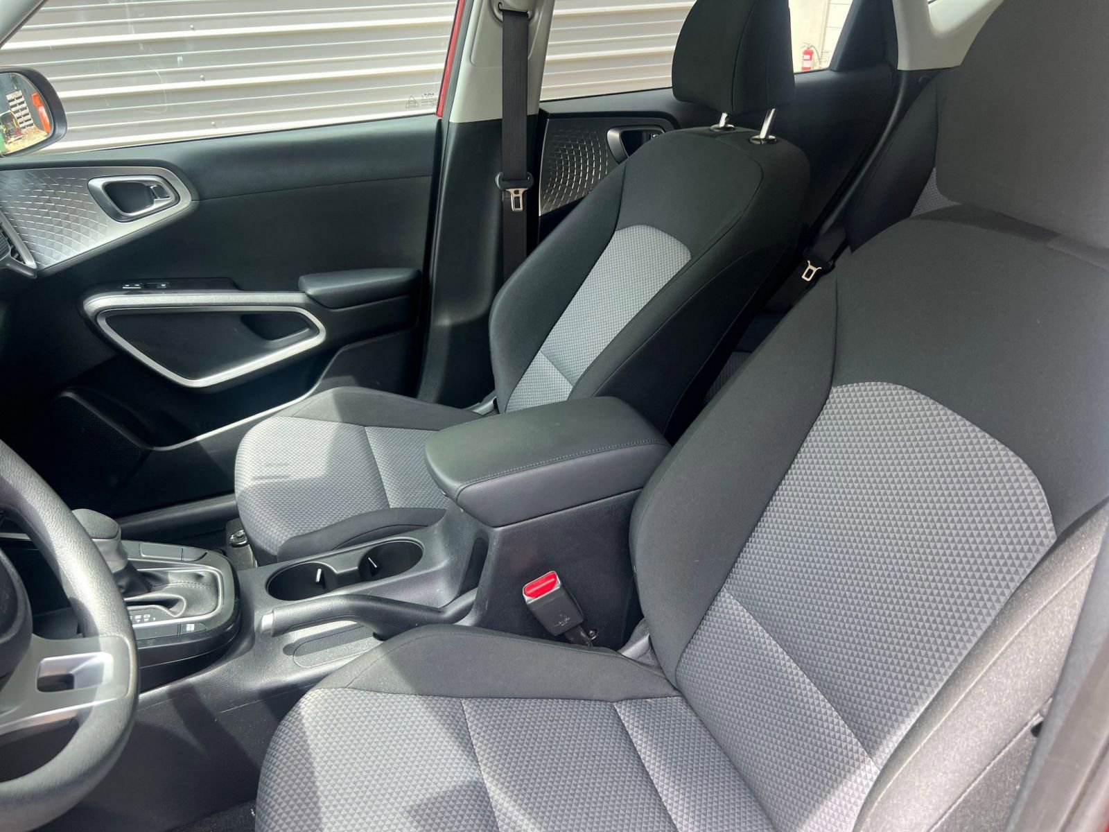 Used 2025 Kia Soul LX w/ LX Technology Package FWD image 31