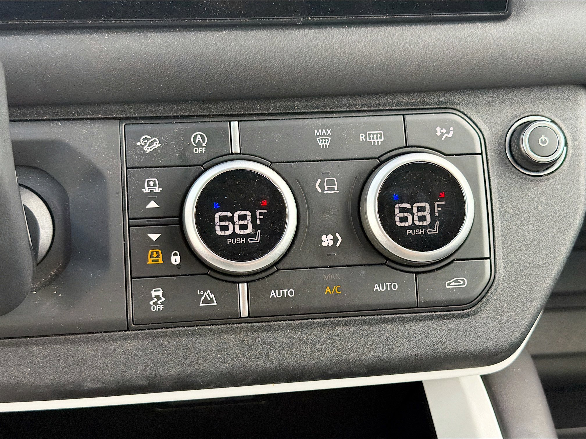 Used 2025 Land Rover Defender 110 S image 34