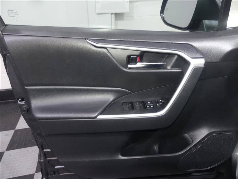 Used 2021 Toyota RAV4 XLE AWD/4WD image 18