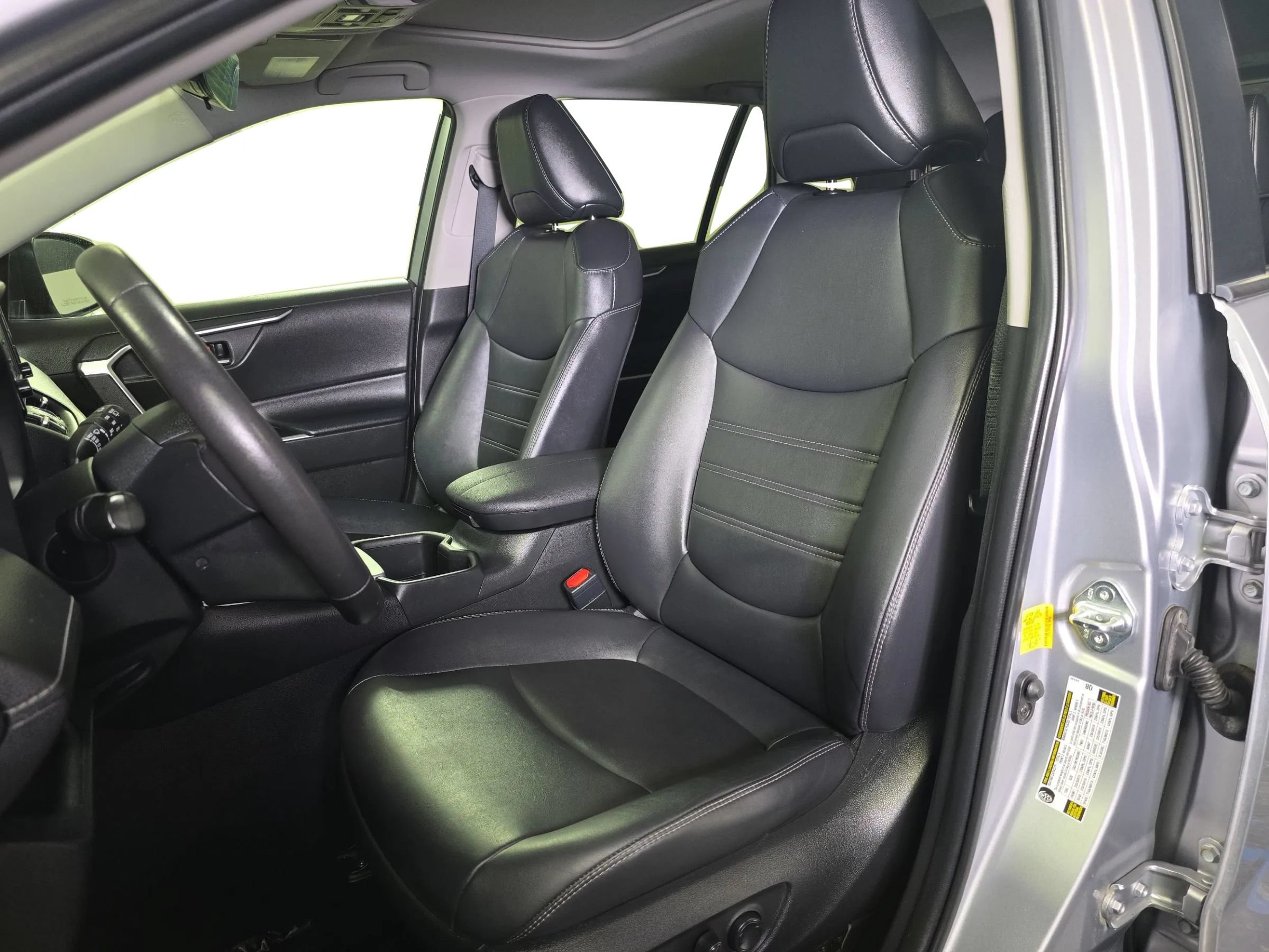 Used 2022 Toyota RAV4 XLE Premium FWD image 9