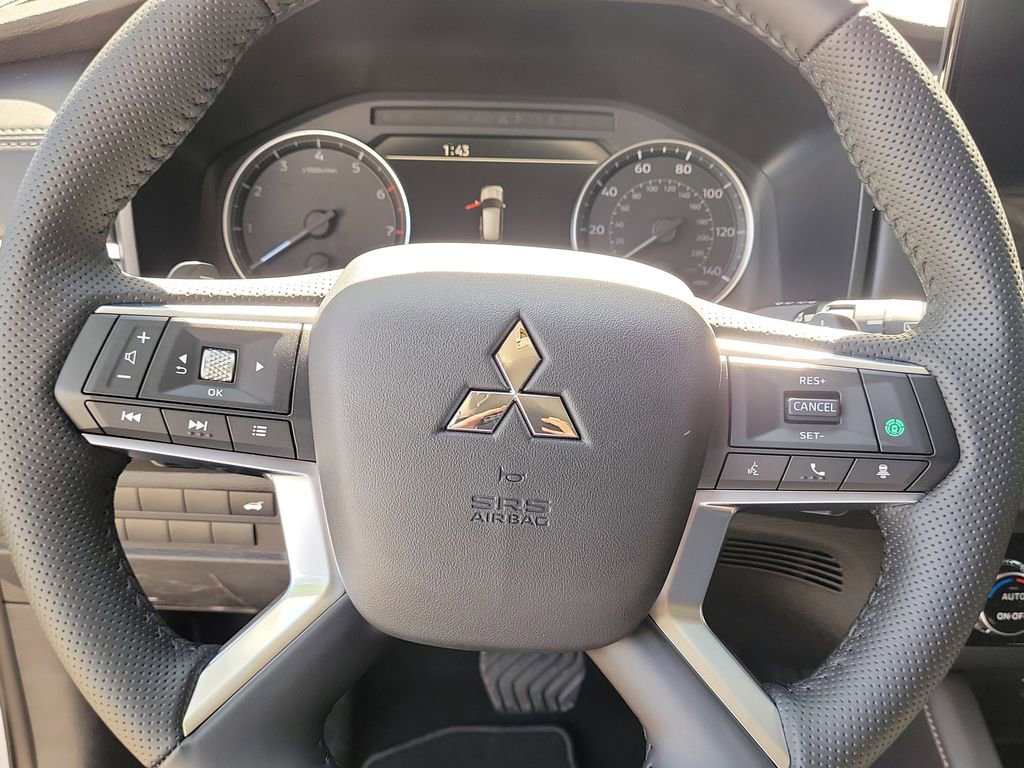 New 2025 Mitsubishi Outlander SE image 14