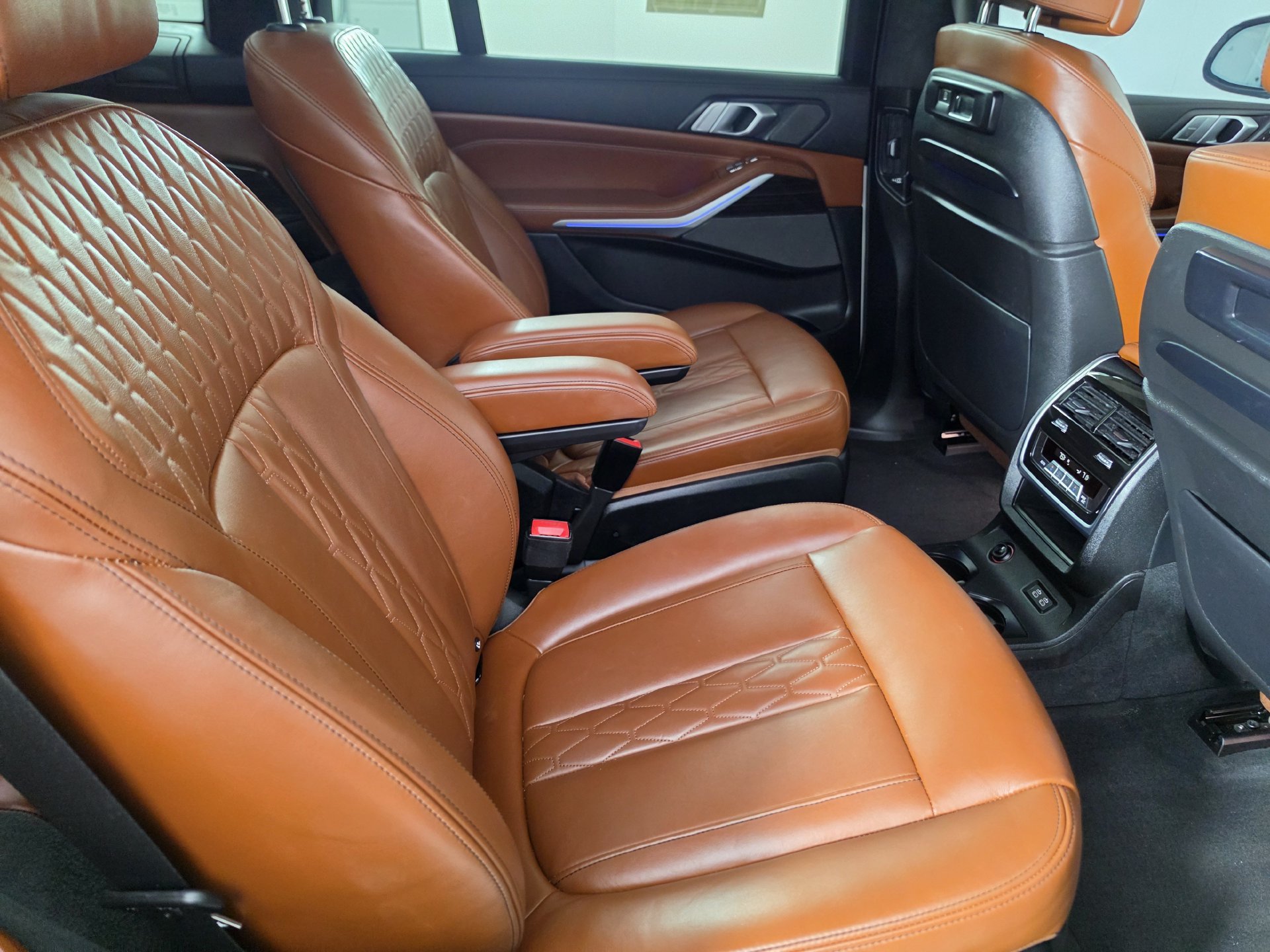 Used 2021 BMW X7 xDrive40i w/ M Sport Package AWD/4WD image 28