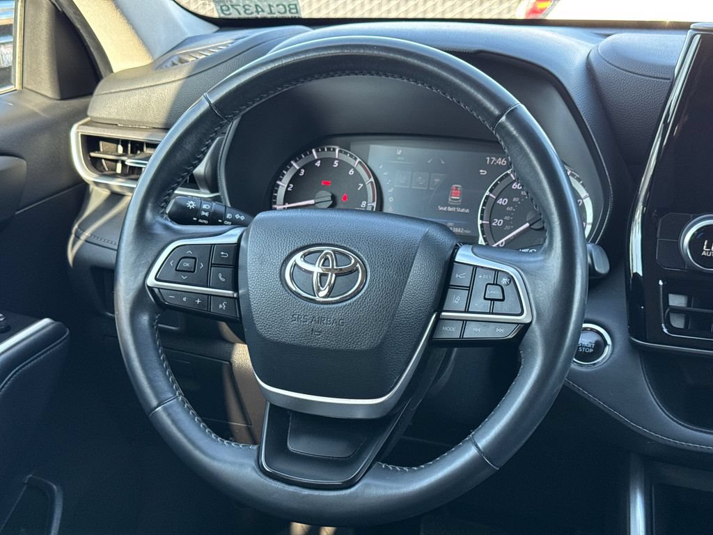Used 2023 Toyota Highlander LE AWD/4WD image 23