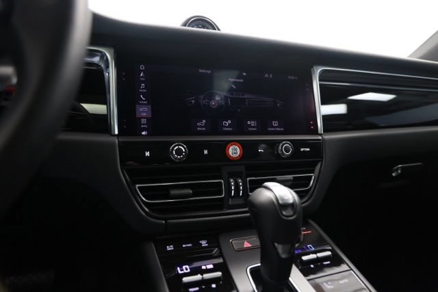 Used 2025 Porsche Macan AWD/4WD image 25