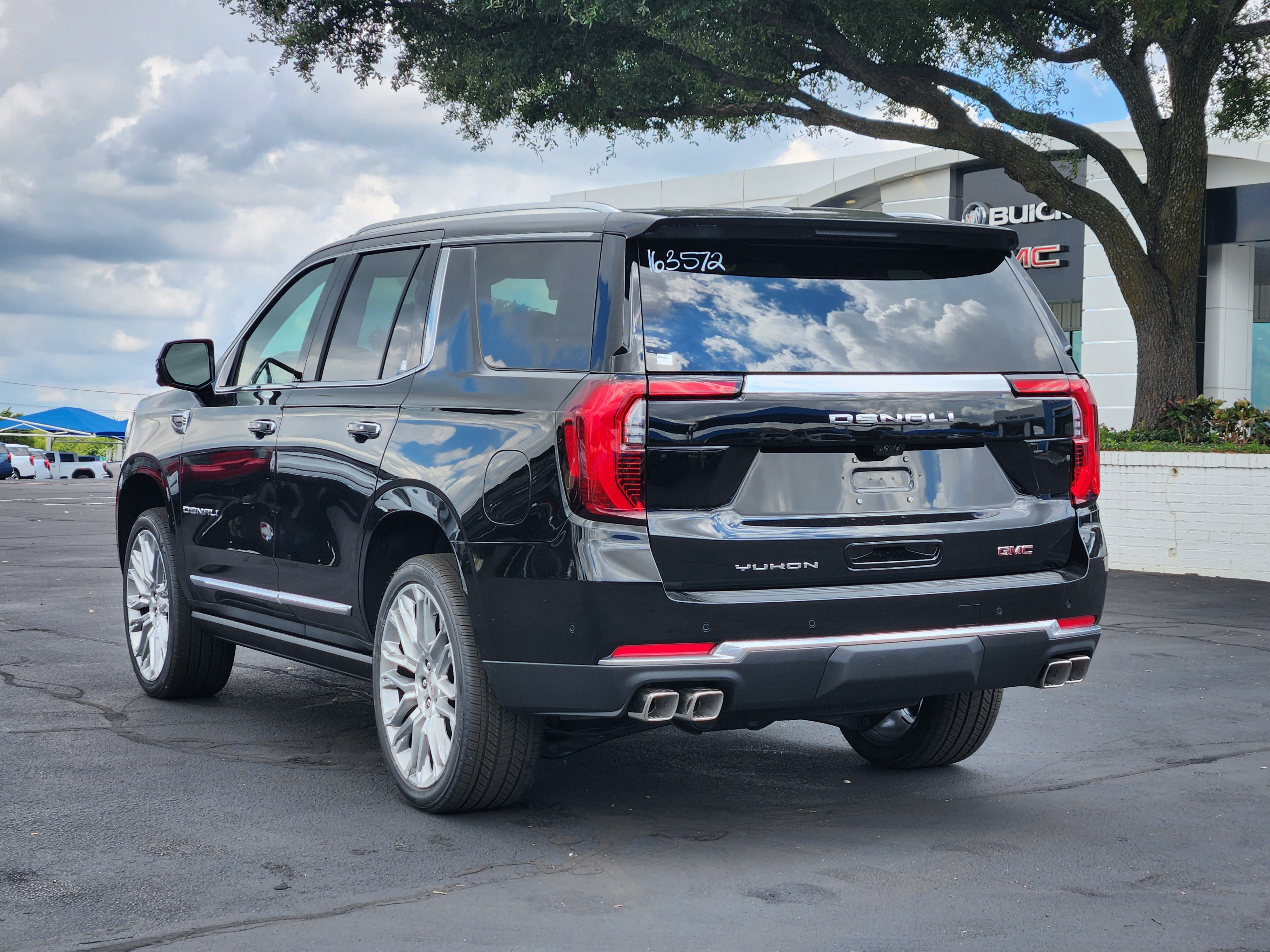 New 2026 GMC Yukon Denali w/ Denali Reserve Package AWD/4WD image 3