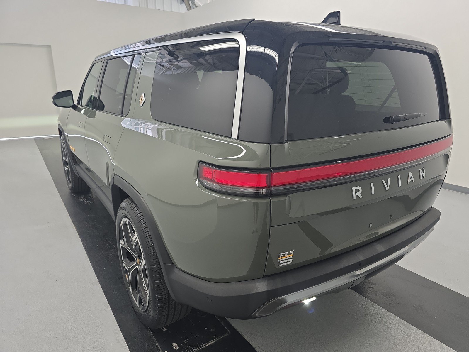 Used 2022 Rivian R1S Launch Edition AWD/4WD image 3