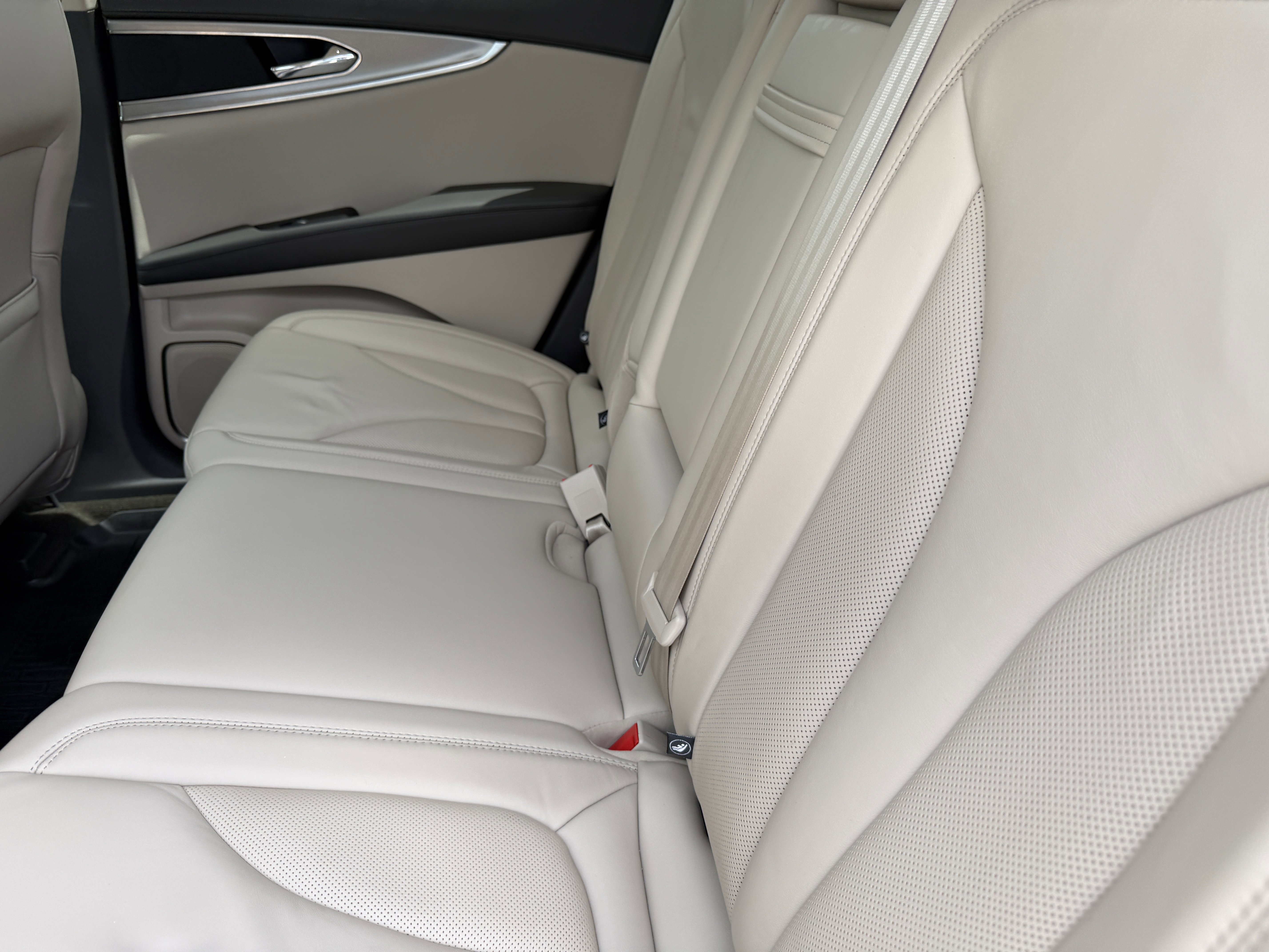 Used 2019 Lincoln Nautilus Select image 15